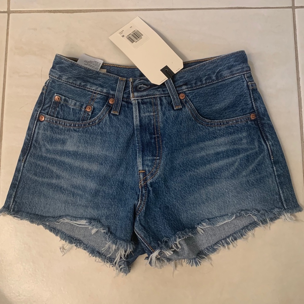 Levi’s mid rise 501 short size 25 NWT